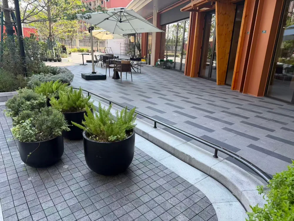 Anong mga Kakayahan ang Kailangan ng isang Tagatustos ng Tile para sa Malalaking Landscape Paving Projects?