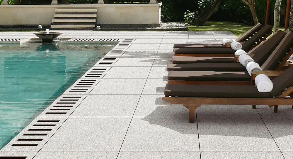 Mga Basa na Lugar (Pool Decks)